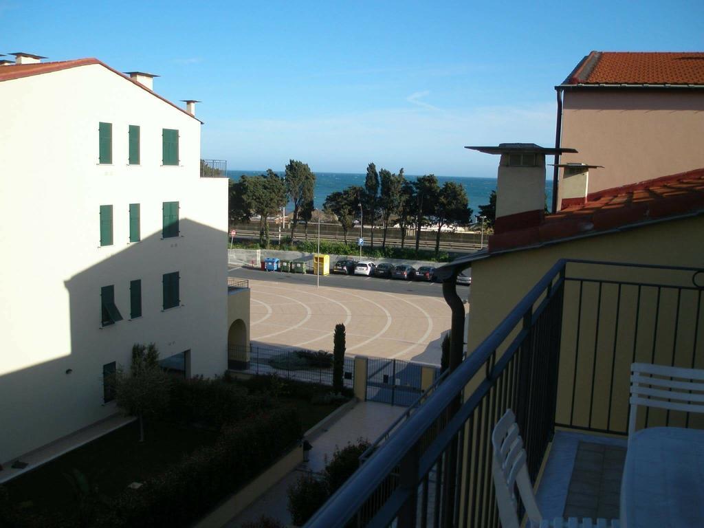 Appartamento Vista Mare Con Piscina Cala Di Sole Imperia Exterior photo